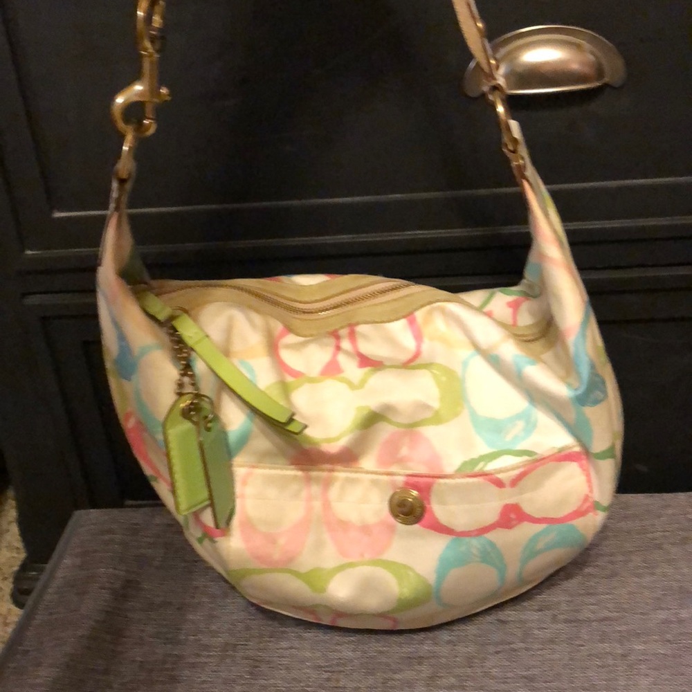 Coach 💯this bag is perfect for Spring🌺 or summer